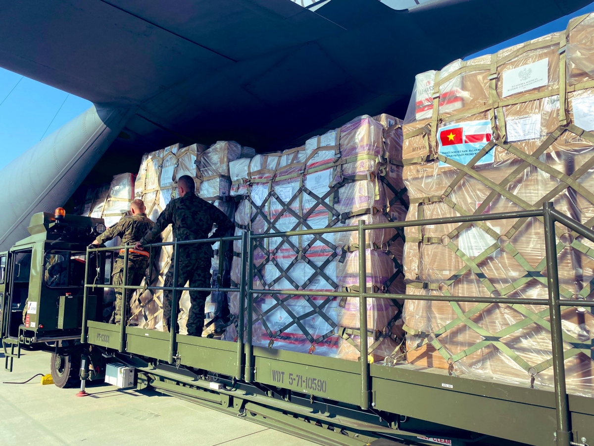 Vietnam receives 8 tonnes of COVID-19 medical equipment from Poland